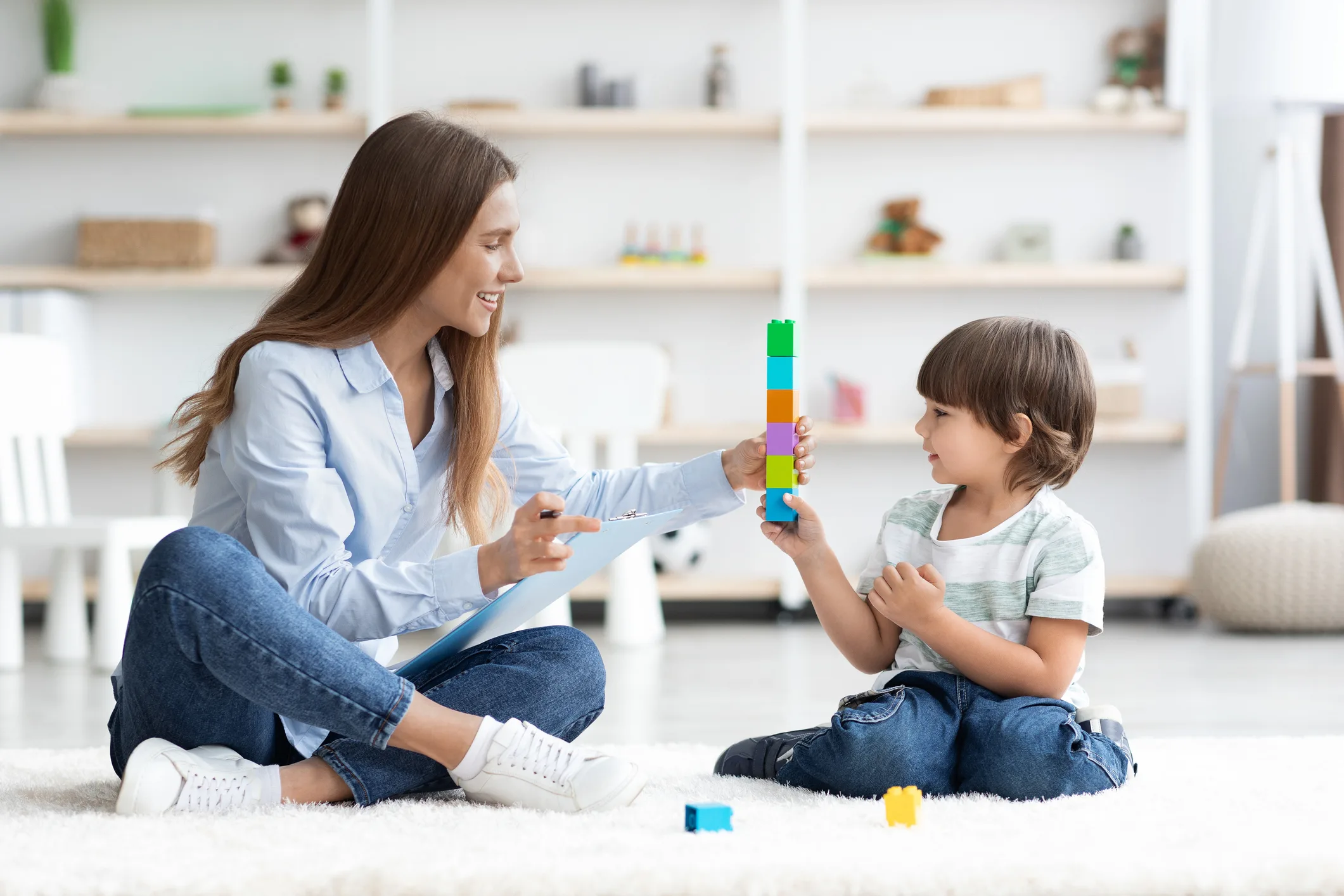 Baby sitter che gioca con un bambino