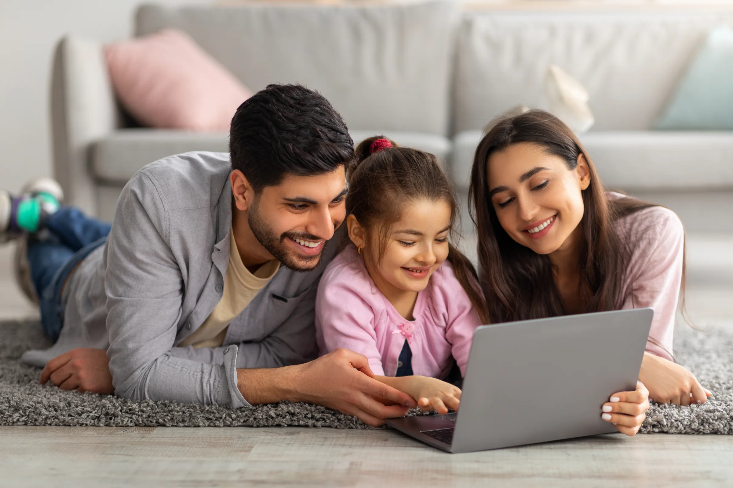 Famiglia che consulta i profili dei collaboratori